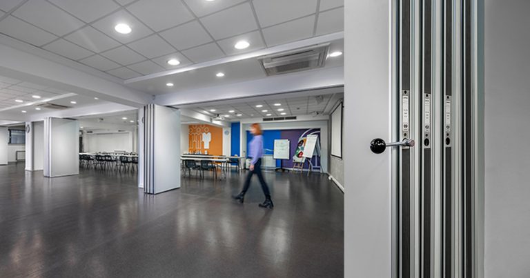 Projekat u Nelt trening centru mobilni zid Sonico Mobilni pregradni zid u Nelt trening centru – CASA enterijersko rešenje