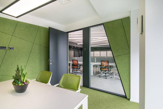 staklena pregrada CASA u prostoru Avast - zelena kancelarija