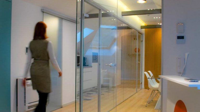 Staklene pregrade na tavanu doma Jevrema Grujića