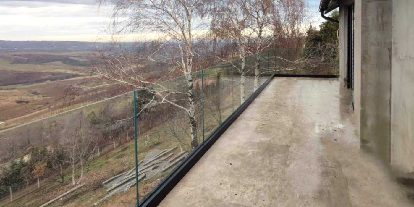 Sigurnost staklene ograde Sigurnost i standardi za staklene ograde