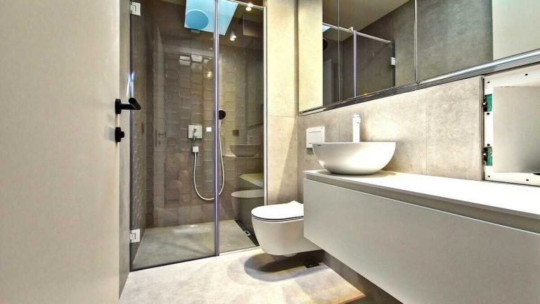 Staklo za tus kabinu u beloj mat završnoj obradi