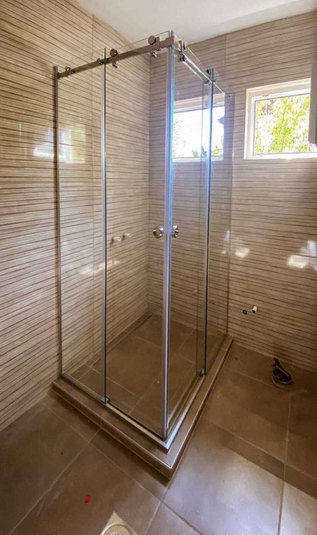 Dvokrilna klizna vrata za tuš kabinu po meri Dvokrilna klizna vrata za ugaonu tuš kabinu po meri