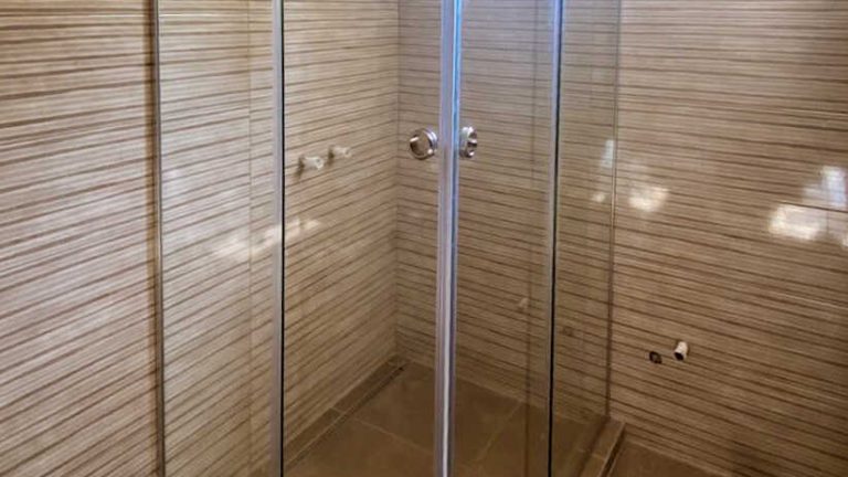 Dvokrilna klizna vrata za ugaonu tuš kabinu po meri