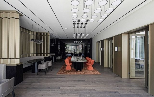 Konferencijski prostor sa staklenim pregradama i akustičnim zonama